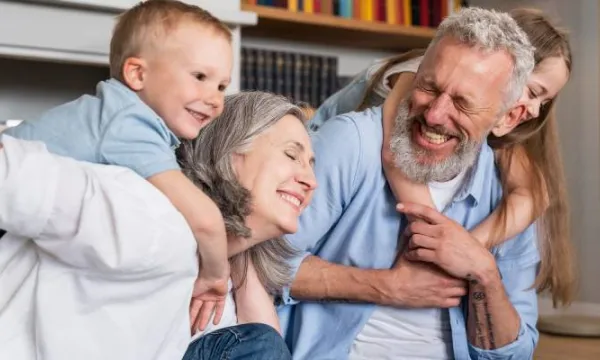 abuelos-nietos-alimentos(freepik)