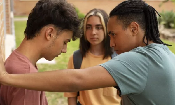 jovenes-riña-pelea-adolescente(freepik)