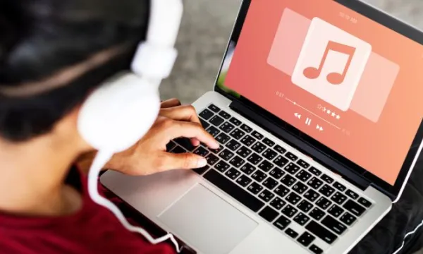 Plataformas musicales: UE busca pago justo a los artistas y algoritmos transparentes (Rawpixel)