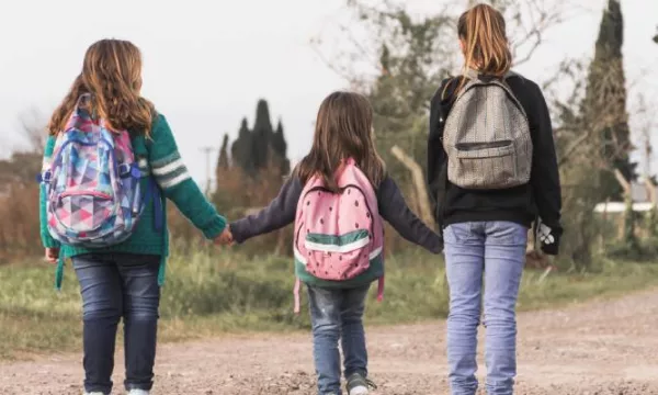 Se debe garantizar acceso y permanencia de educación a menores de edad pertenecientes a familias rurales (Freepik)