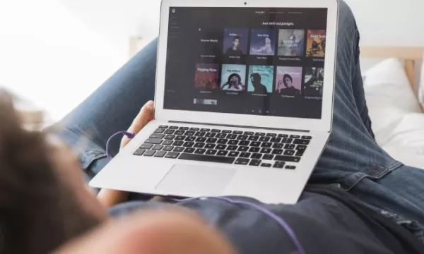 Demandan a Spotify por millones en regalías no pagadas (Freepik)