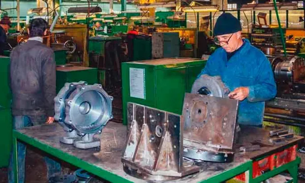 trabajadores-fabrica-sindicatobigstock.jpg