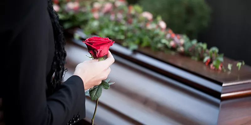 Cónyuges o compañeros permanentes deben convivir al menos cinco años para acceder a pensión de sobrevivientes (Shutterstock)