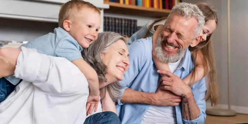 abuelos-nietos-alimentos(freepik)