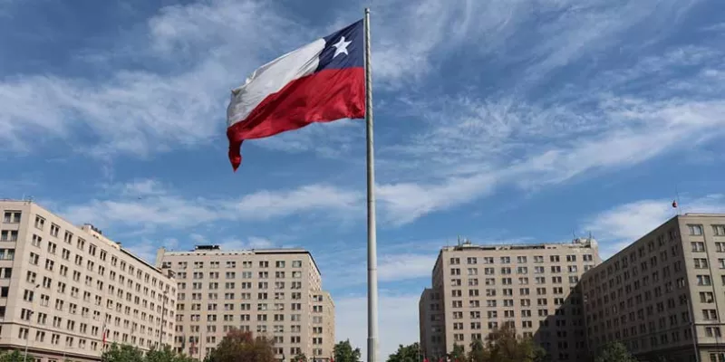 Chile-ciudad-bandera(shutterstock)