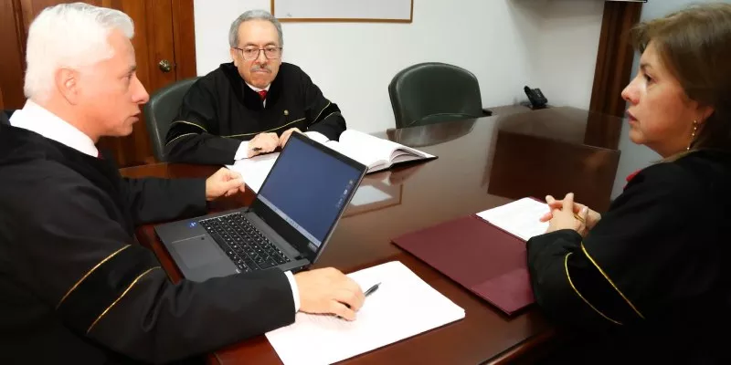 Absuelven a expresidente de la Cámara de Representantes por celebrar contrato sin cumplimiento de requisitos legales